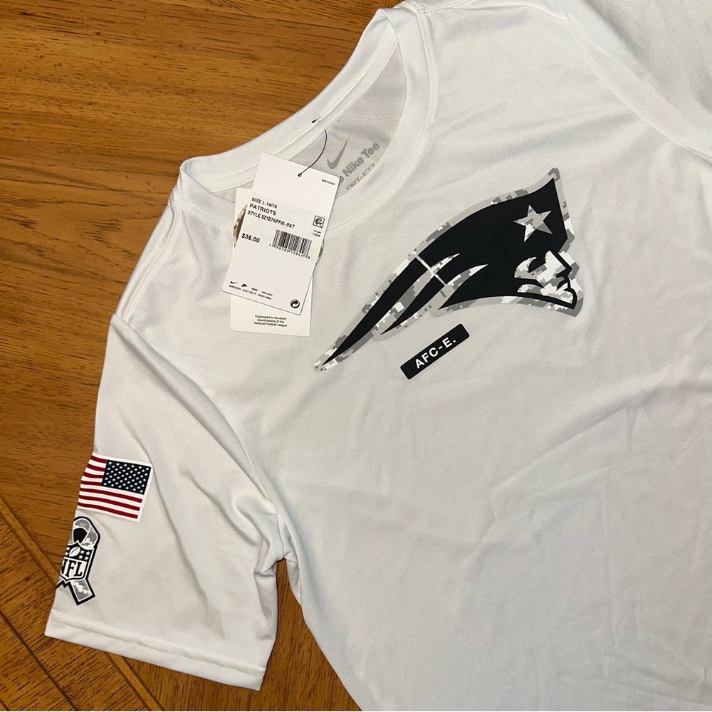 Nike New England Patriots 2024 Salute To Service T Shirt Youth Large 14/16 READ!